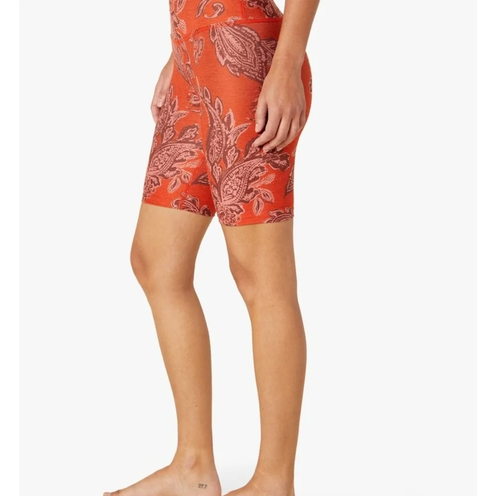 Beyond Yoga Women's Medium Chai Paprika Paisley Biker Shorts - Picture 2 of 6
